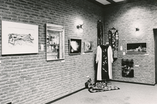 850855 Afbeelding van een hoek met schilderijen, wandkleden en een kazuifel op de tentoonstelling broeders in vorm en ...
